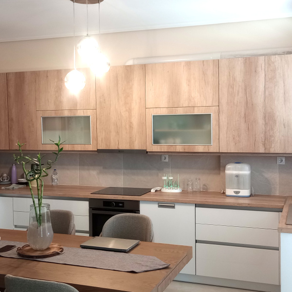 ΚΟΥΖΙΝΑ ΜΟΝΤΕΡΝΑ ΜΕ ΠΡΟΣΟΨΕΙΣ ΜΕΛΑΜΙΝΗΣ | Sylko - Λιάκος