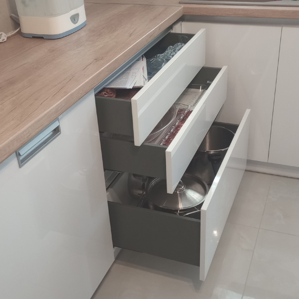 ΚΟΥΖΙΝΑ ΜΟΝΤΕΡΝΑ ΜΕ ΠΡΟΣΟΨΕΙΣ ΜΕΛΑΜΙΝΗΣ | Sylko - Λιάκος