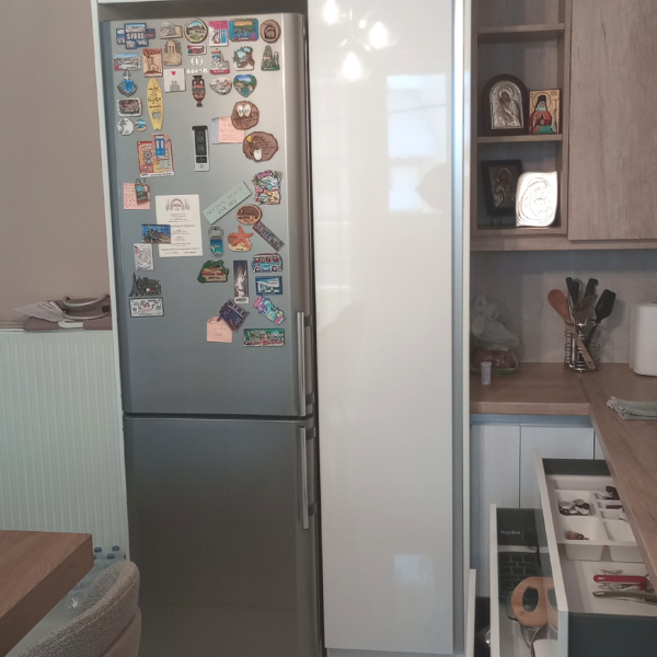 ΚΟΥΖΙΝΑ ΜΟΝΤΕΡΝΑ ΜΕ ΠΡΟΣΟΨΕΙΣ ΜΕΛΑΜΙΝΗΣ | Sylko - Λιάκος