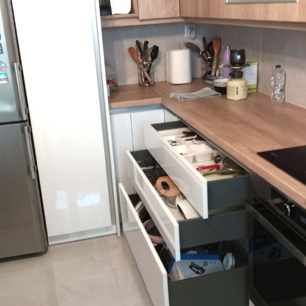 ΚΟΥΖΙΝΑ ΜΟΝΤΕΡΝΑ ΜΕ ΠΡΟΣΟΨΕΙΣ ΜΕΛΑΜΙΝΗΣ | Sylko - Λιάκος