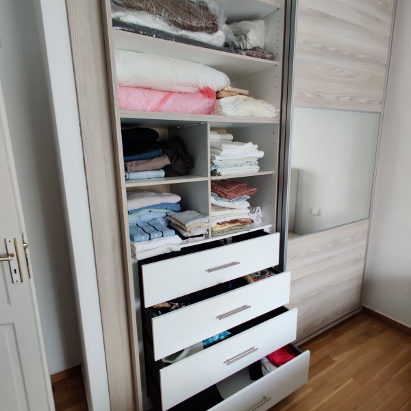 Συρταριέρα εσωτερική και ράφια άνωθεν