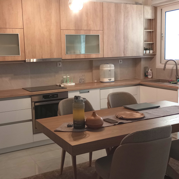 ΚΟΥΖΙΝΑ ΜΟΝΤΕΡΝΑ ΜΕ ΠΡΟΣΟΨΕΙΣ ΜΕΛΑΜΙΝΗΣ | Sylko - Λιάκος