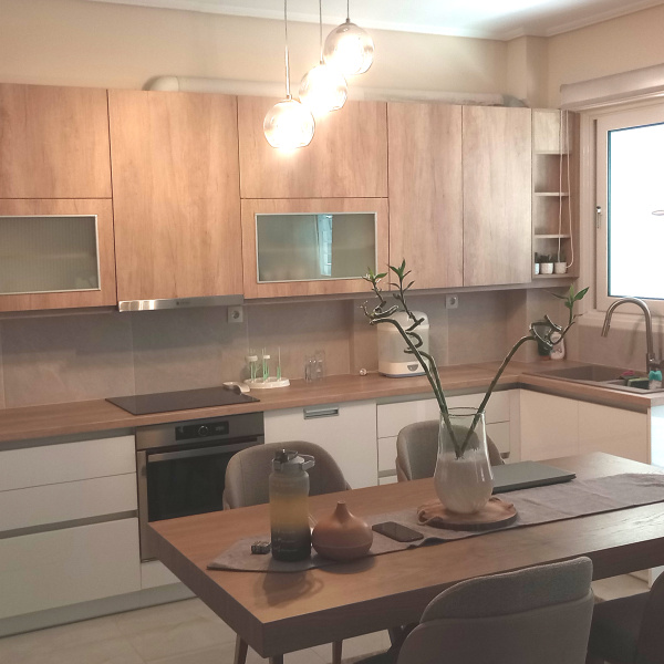 ΚΟΥΖΙΝΑ ΜΟΝΤΕΡΝΑ ΜΕ ΠΡΟΣΟΨΕΙΣ ΜΕΛΑΜΙΝΗΣ | Sylko - Λιάκος