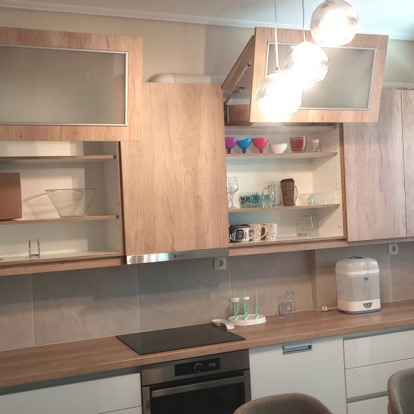 ΚΟΥΖΙΝΑ ΜΟΝΤΕΡΝΑ ΜΕ ΠΡΟΣΟΨΕΙΣ ΜΕΛΑΜΙΝΗΣ | Sylko - Λιάκος